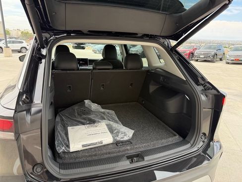 Certified 2025 Volkswagen Tiguan SE FWD image 18