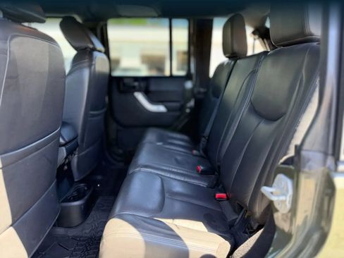 Used 2015 Jeep Wrangler Unlimited Sahara w/ Connectivity Group AWD/4WD image 21
