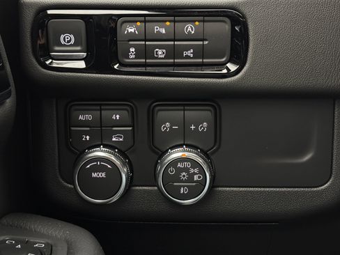 New 2026 GMC Yukon Denali w/ Sun & Power Step Package AWD/4WD image 24