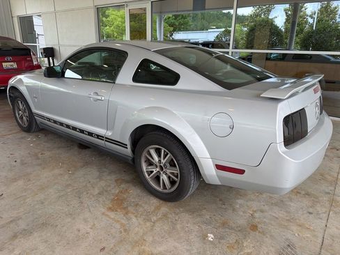 Used 2005 Ford Mustang Coupe RWD image 2