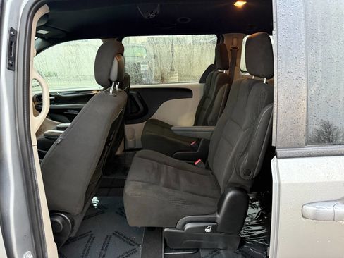 Used 2016 Dodge Grand Caravan SE image 16