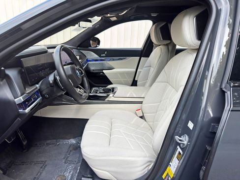 Used 2023 BMW i7 xDrive60 w/ Executive Package 2 AWD/4WD image 16