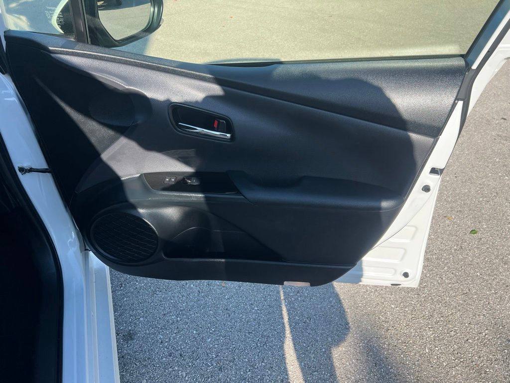 Used 2021 Toyota Prius L Eco FWD image 12