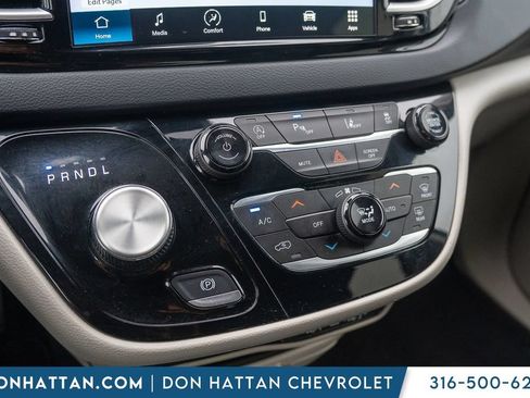 Used 2023 Chrysler Pacifica Touring-L FWD image 11