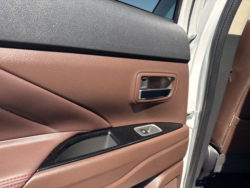 Used 2018 Mitsubishi Outlander 4WD Plug-In Hybrid image 33