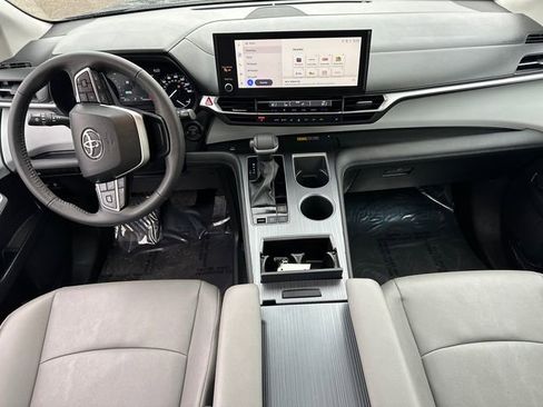 Used 2025 Toyota Sienna XLE image 18