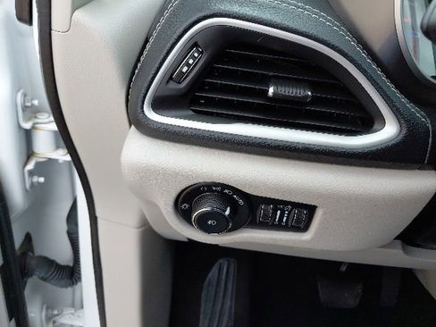 Used 2022 Chrysler Pacifica Touring-L FWD image 14