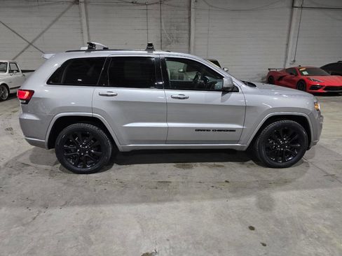 Used 2017 Jeep Grand Cherokee Altitude image 16