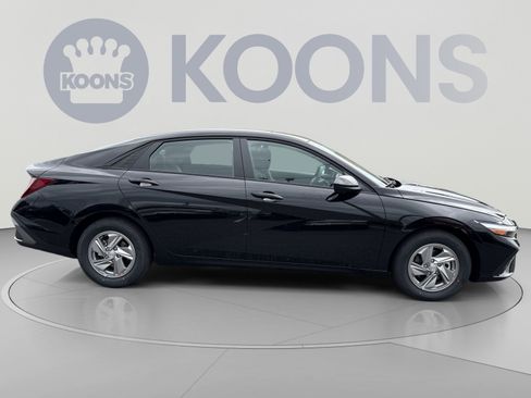 New 2026 Hyundai Elantra SE FWD image 8