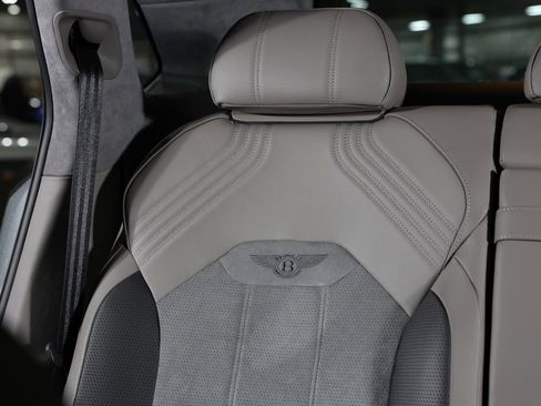 Used 2022 Bentley Bentayga image 35