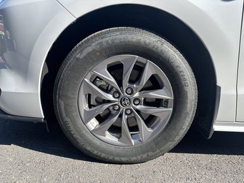 Used 2025 Toyota Sienna XLE image 11