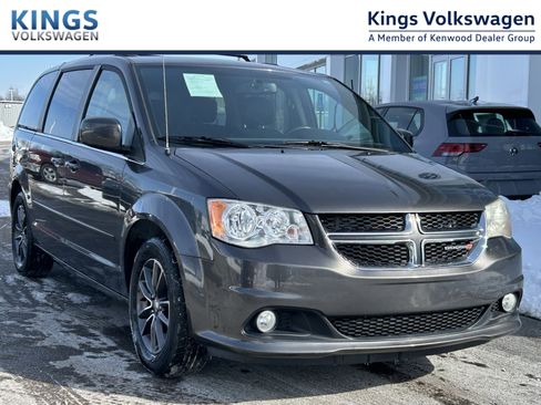 Used 2017 Dodge Grand Caravan SXT image 1