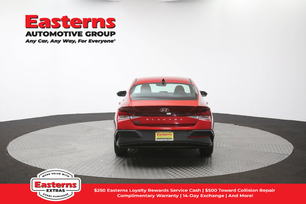 Used 2025 Hyundai Elantra SEL FWD image 39