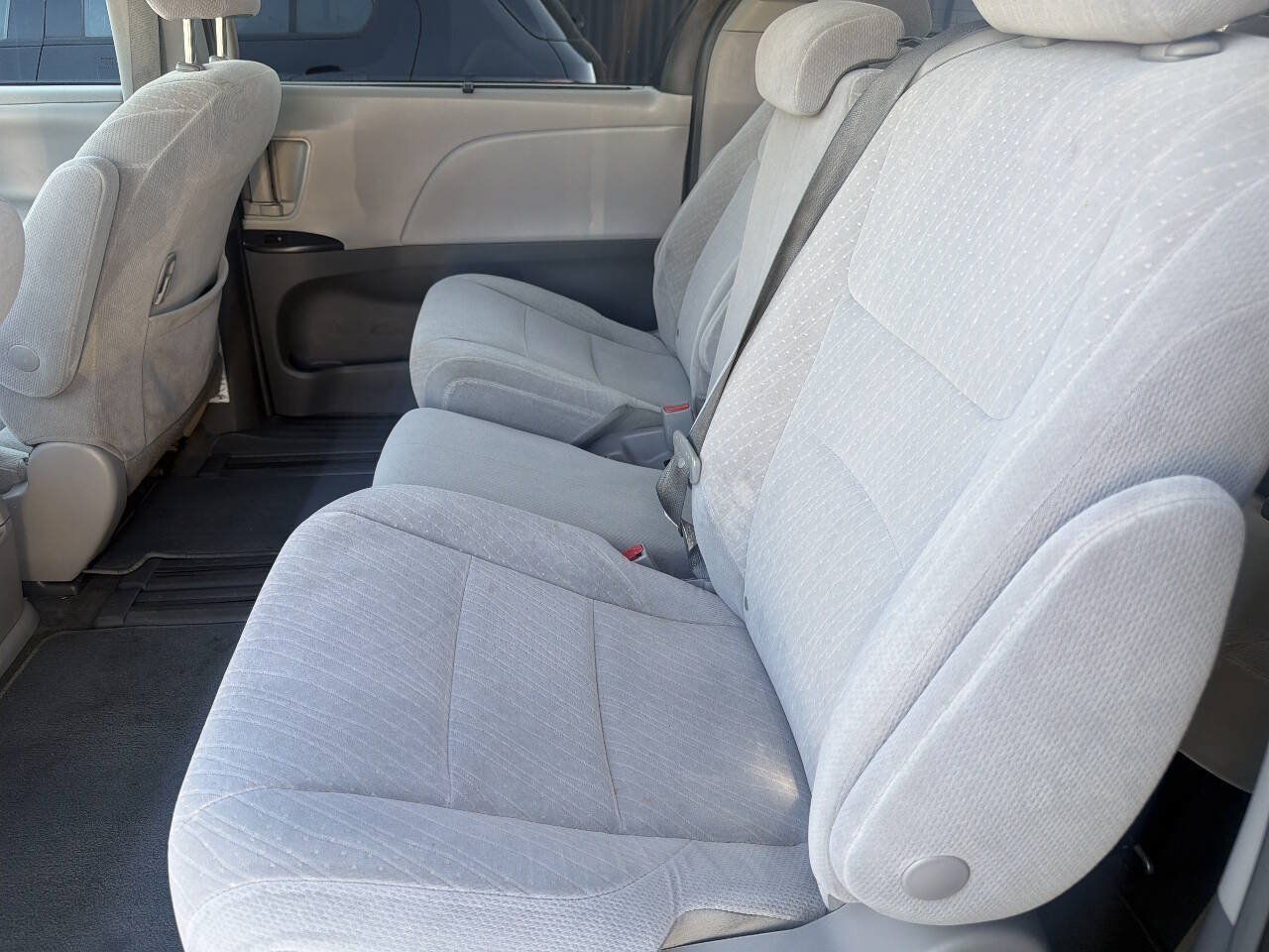 Used 2018 Toyota Sienna LE w/ Carpet Mat Package FWD image 17