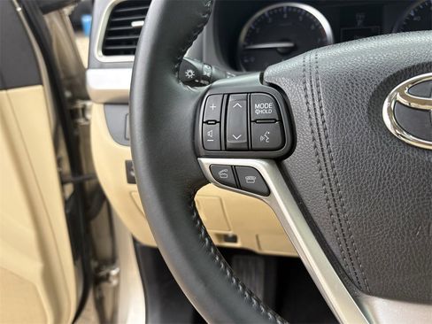 Used 2016 Toyota Highlander XLE image 16