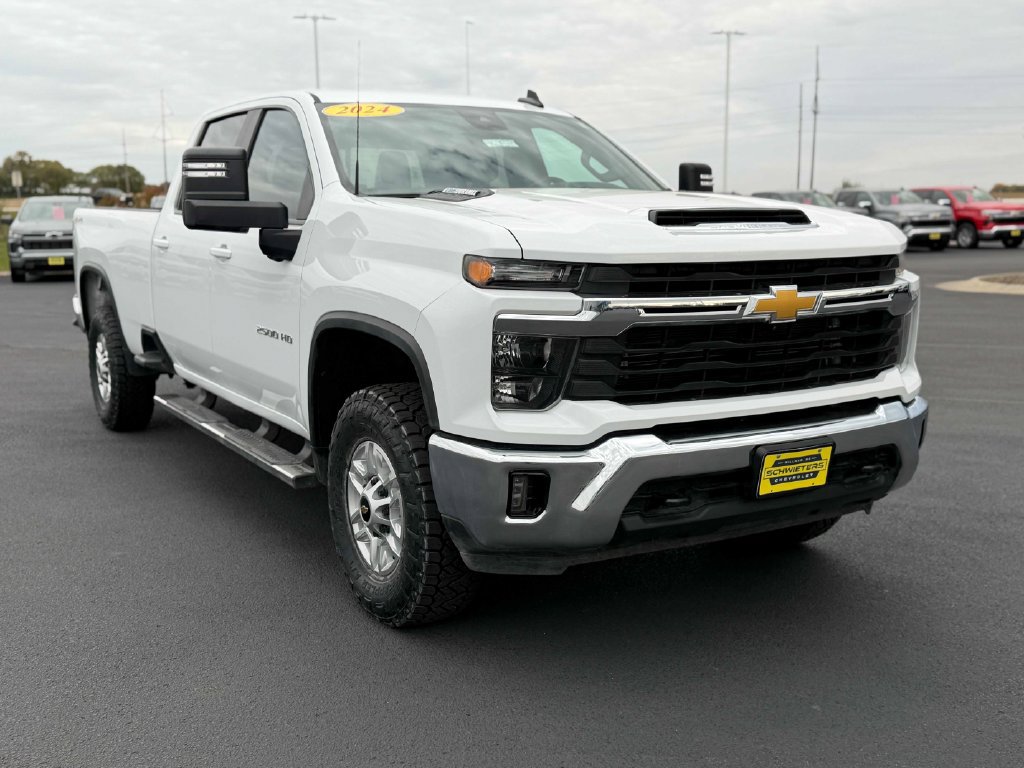 Used 2024 Chevrolet Silverado 2500 LT w/ Safety Package AWD/4WD image 5