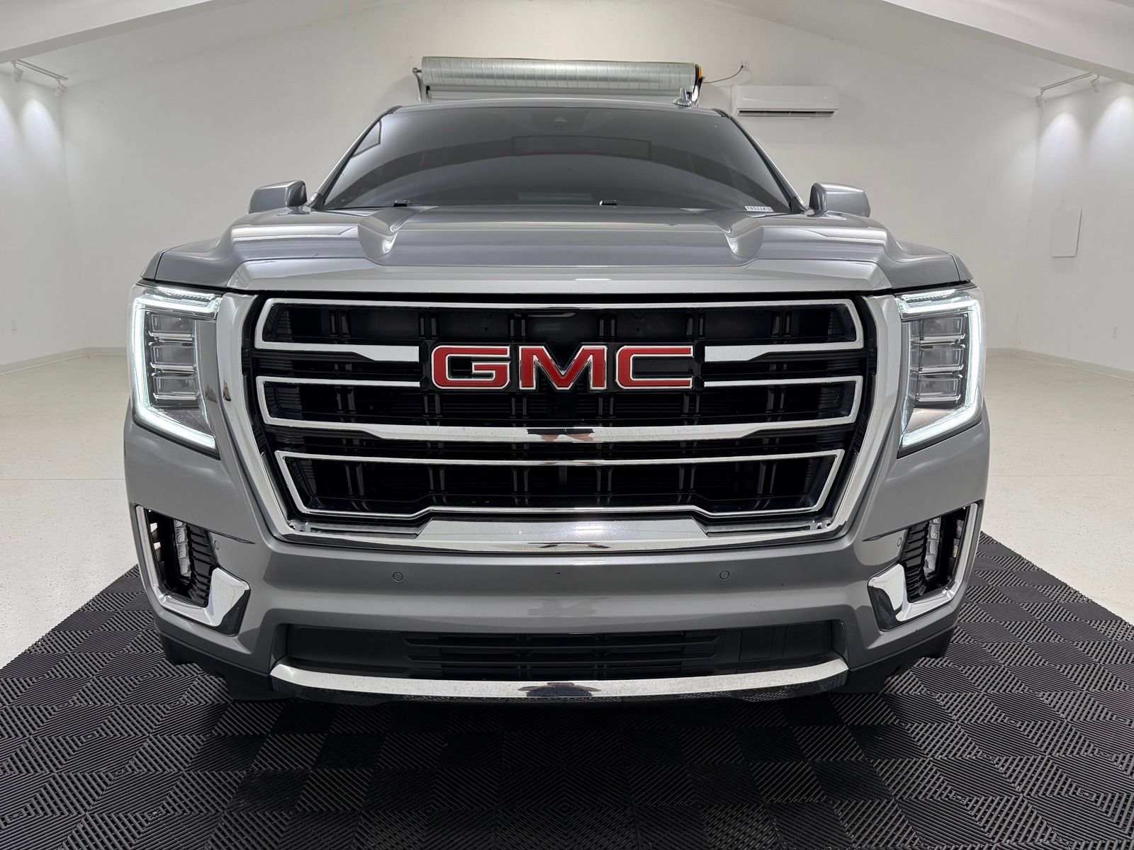 Used 2023 GMC Yukon SLT RWD image 2