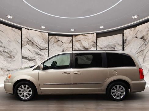 Used 2014 Chrysler Town & Country Touring FWD image 9