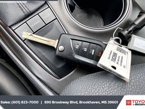 Used 2024 Toyota Camry SE FWD image 9