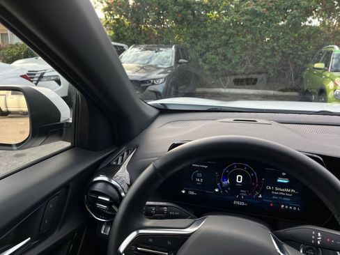 Used 2025 Chevrolet Equinox LT image 34