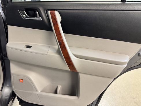 Used 2012 Toyota Highlander Limited image 25