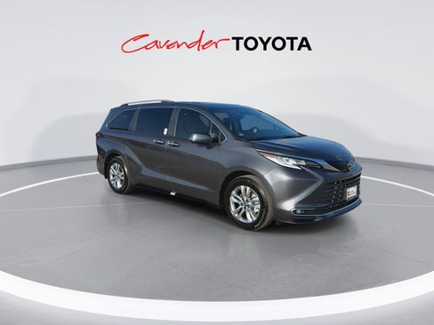 Certified 2025 Toyota Sienna Limited image 2