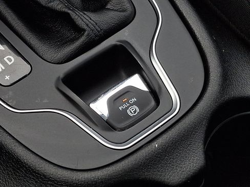 Used 2019 Jeep Cherokee Latitude Plus w/ Comfort/Convenience Group image 26