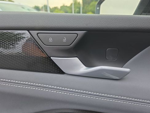 New 2025 Volkswagen Tiguan SE R-Line image 12