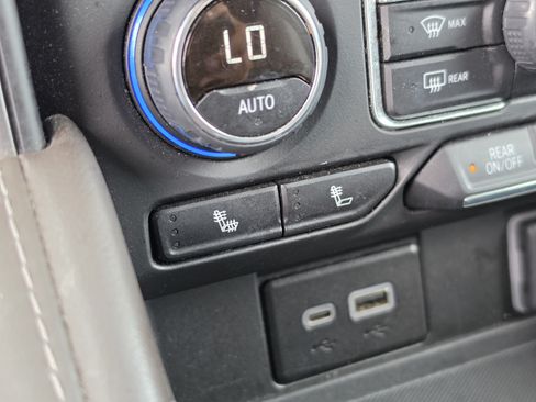 Used 2024 Chevrolet Suburban LT RWD image 28