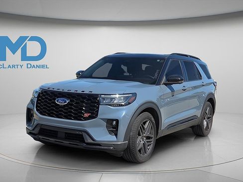 Used 2025 Ford Explorer ST image 2