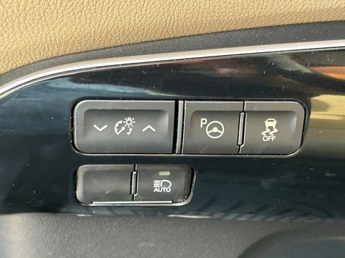 Used 2021 Toyota Prius LE FWD image 20