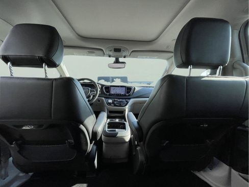 Used 2023 Chrysler Pacifica Limited FWD image 16