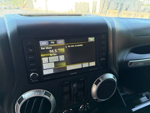 Used 2015 Jeep Wrangler Unlimited Sahara w/ Connectivity Group AWD/4WD image 16