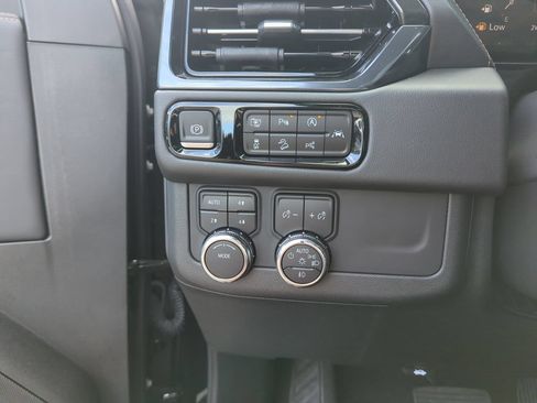 Used 2025 GMC Yukon AT4 w/ AT4 Premium Package AWD/4WD image 19