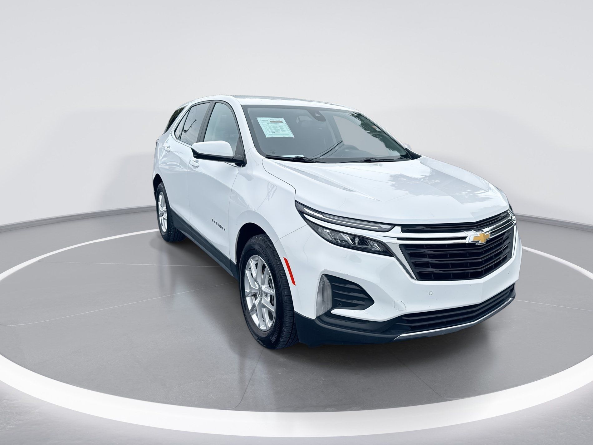 Used 2024 Chevrolet Equinox LT FWD image 2