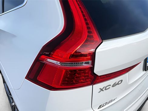 Used 2019 Volvo XC60 T5 Momentum w/ Premium Package image 11