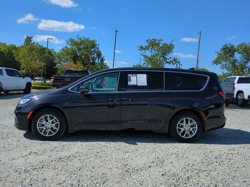 Used 2023 Chrysler Pacifica Touring-L FWD image 7