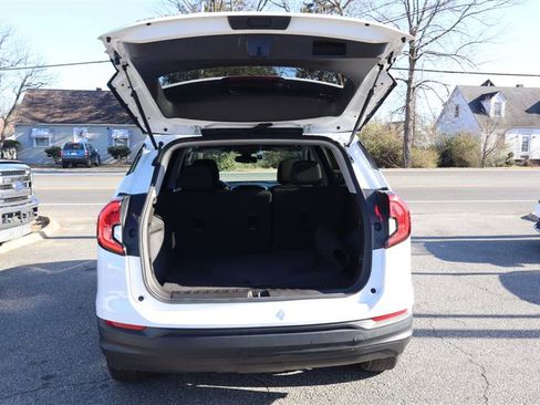 Used 2024 GMC Terrain SLE image 33
