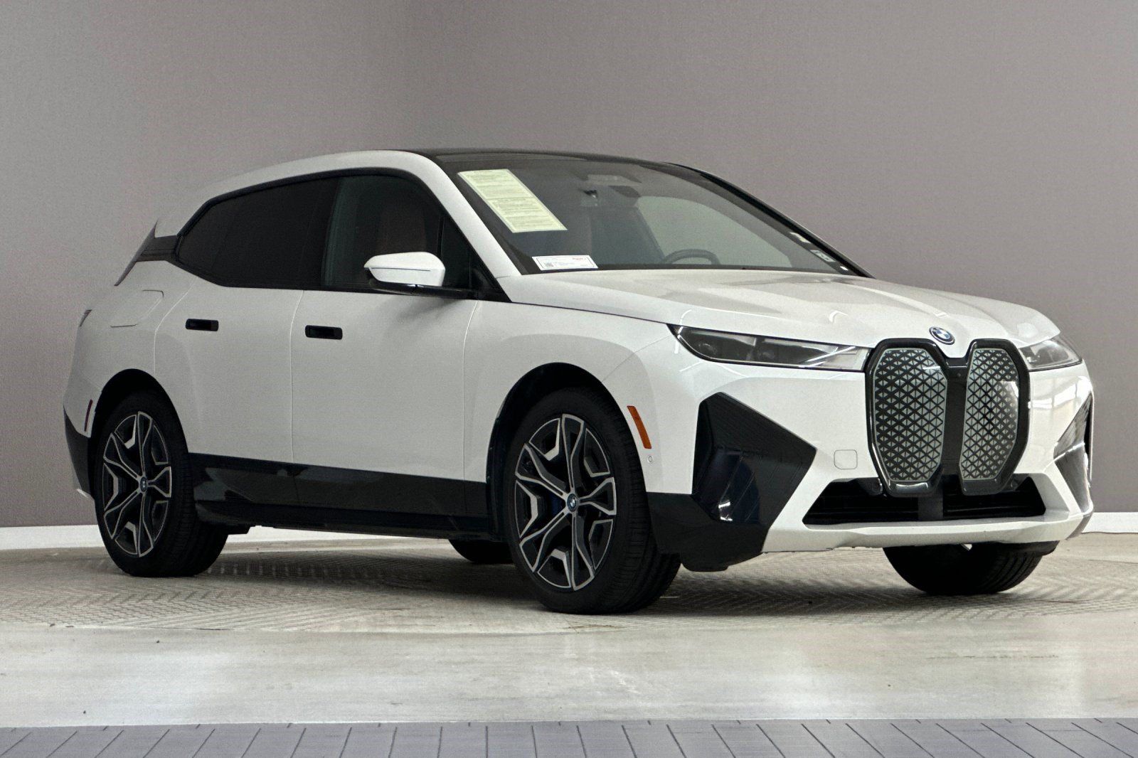 Used 2024 BMW iX xDrive50 w/ Sport Package AWD/4WD image 6