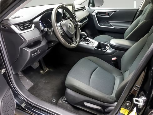 Used 2022 Toyota RAV4 LE AWD/4WD image 9