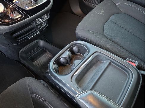 Used 2022 Chrysler Pacifica Touring image 25