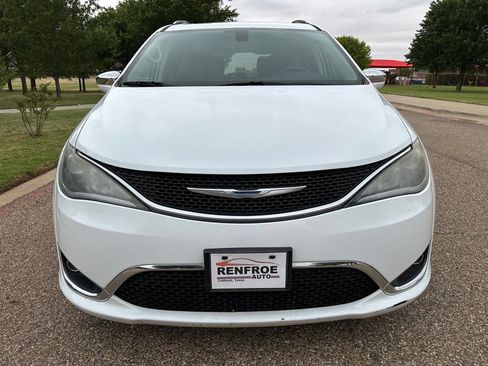 Used 2018 Chrysler Pacifica Limited FWD image 12