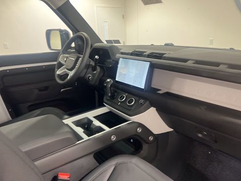 Used 2025 Land Rover Defender 90 S image 22
