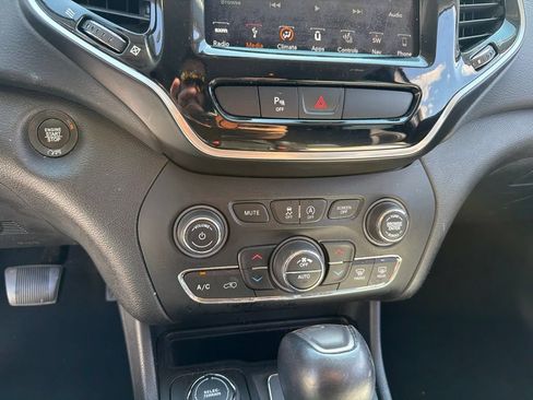 Used 2019 Jeep Cherokee Limited AWD/4WD image 13