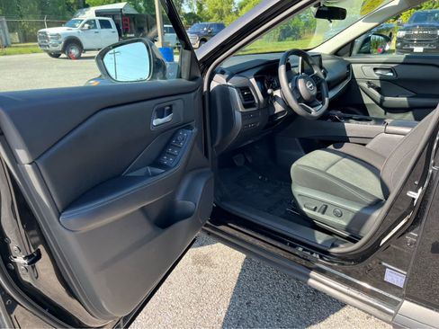 Used 2024 Nissan Rogue SV FWD image 9