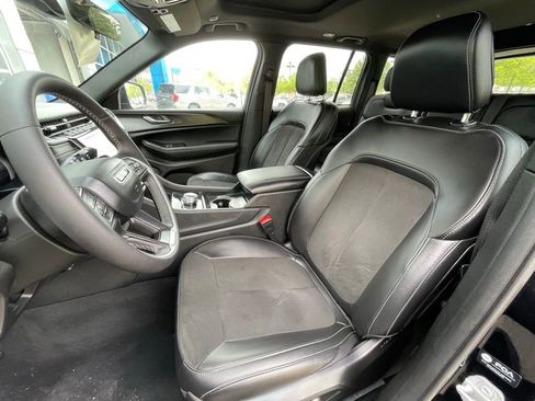 Used 2025 Jeep Grand Cherokee Altitude RWD image 23