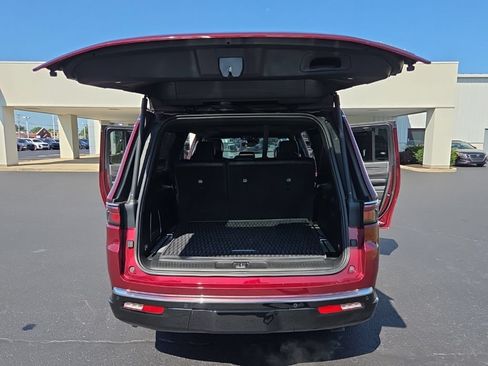 Used 2024 Jeep Wagoneer L Series III w/ Premium Group I AWD/4WD image 14