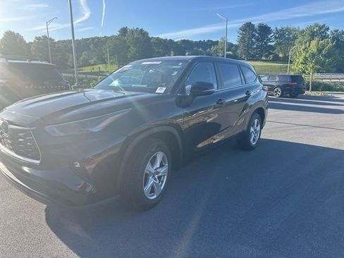 Used 2024 Toyota Highlander LE FWD image 1