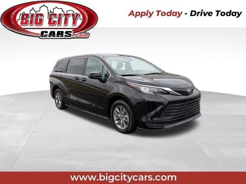 Used 2025 Toyota Sienna LE FWD image 1
