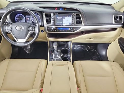 Used 2019 Toyota Highlander XLE FWD image 16
